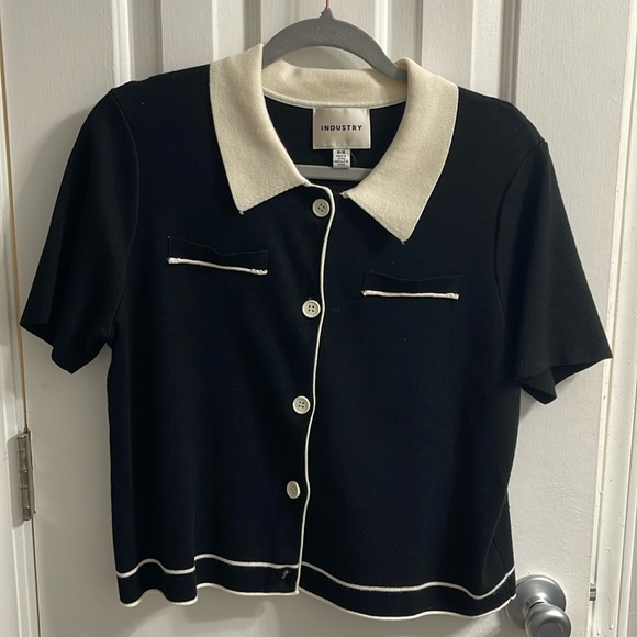 Woman’s blouse - Picture 1 of 3